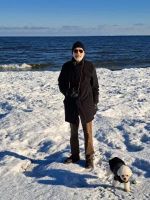 Villy Sundström in the snow by the sea.
